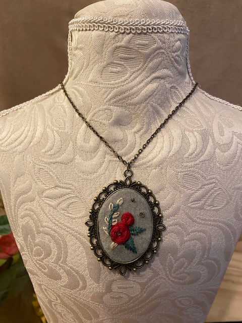 Collier vintage pendentif brodé