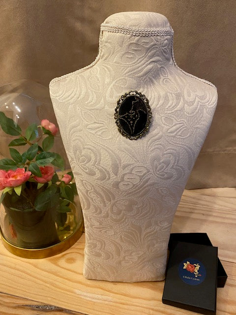 Broche vintage / baroque brodée de fil doré