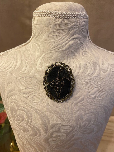 Broche vintage / baroque brodée de fil doré