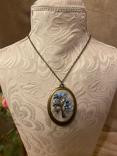 Collier pendentif brodé - Arbres des saisons