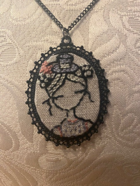 Collier pendentif brodé - La fille au chapeau