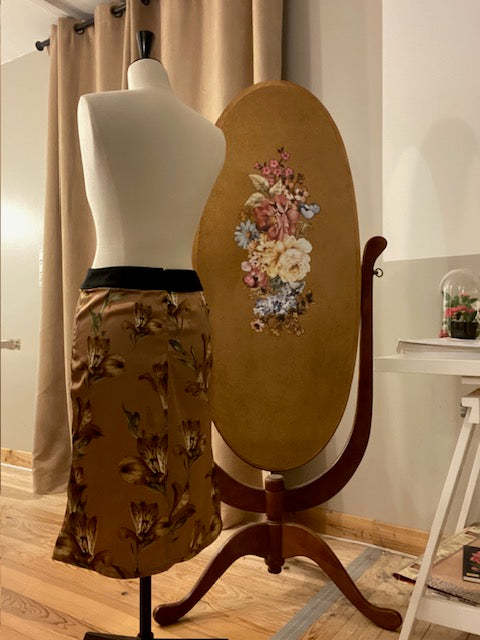 Jupe crayon évasée en satin / Pré-commande