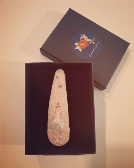 Barrette brodée danseuse