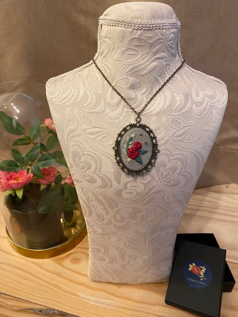 Collier vintage pendentif brodé