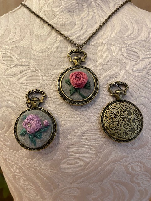 Collier pendentif brodé Montre gousset