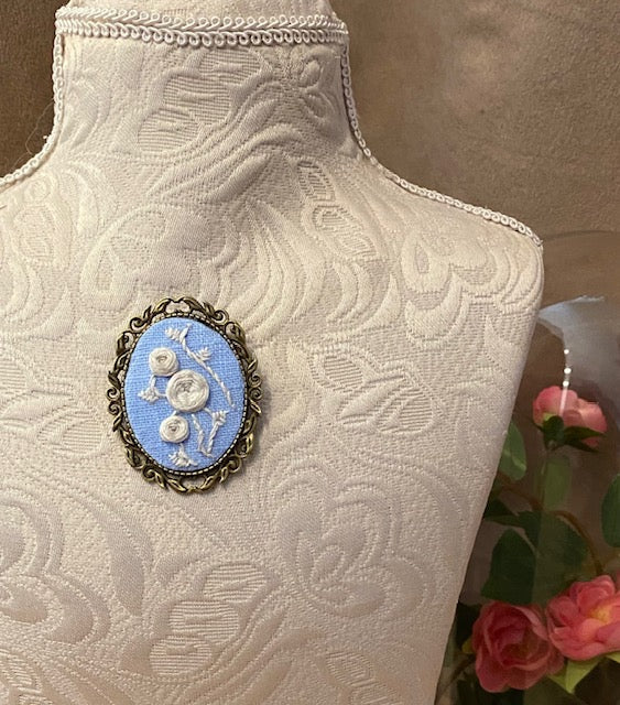Broche vintage / baroque brodée, style camée